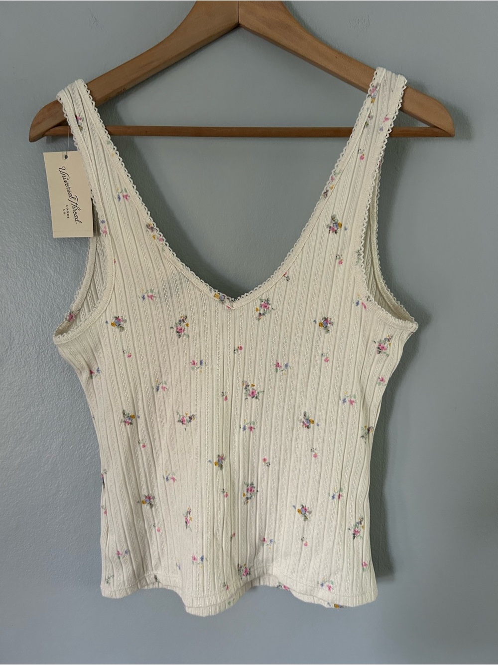 Universal thread • Ribbed V-Neck Tank Top nwt - Picture 4 of 4